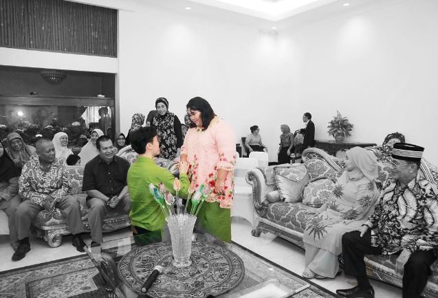 Jun在普特里的親友見證下，向普特里求婚。