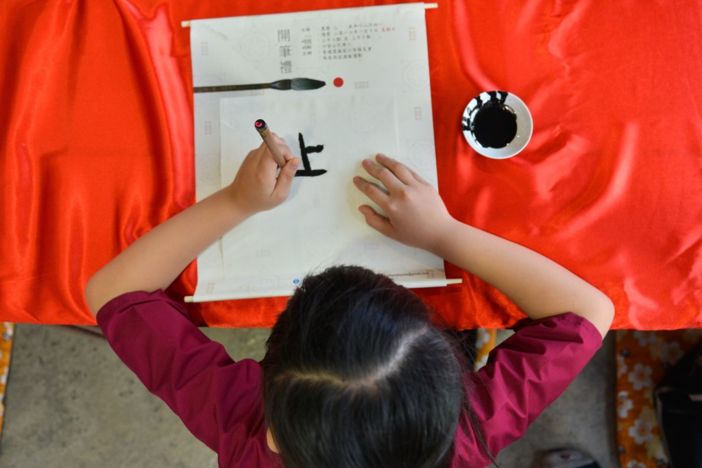 這正正詮釋了水墨書法的「寫意」精神,那在紙上跳動的墨跡,正是他們個性最真實的流露。(新華社圖片) 這正正詮釋了水墨書法的「寫意」精神,那在紙上跳動的墨跡,正是他們個性最真實的流露。(新華社圖片)