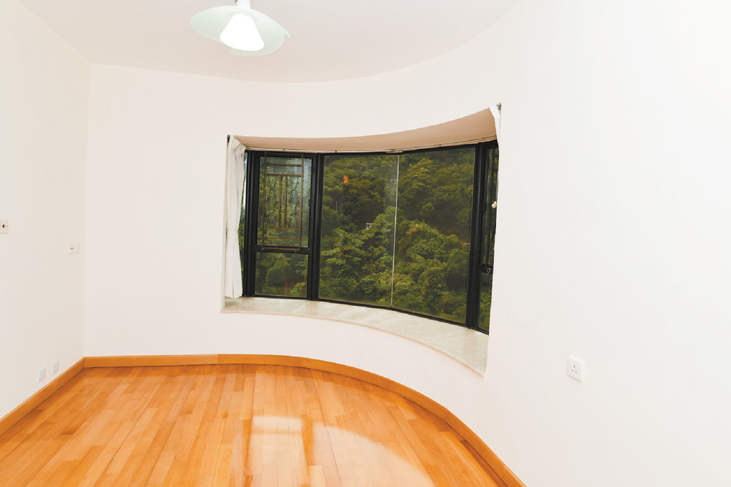 ■主人套房空間充裕，特色是設有弧形大窗。