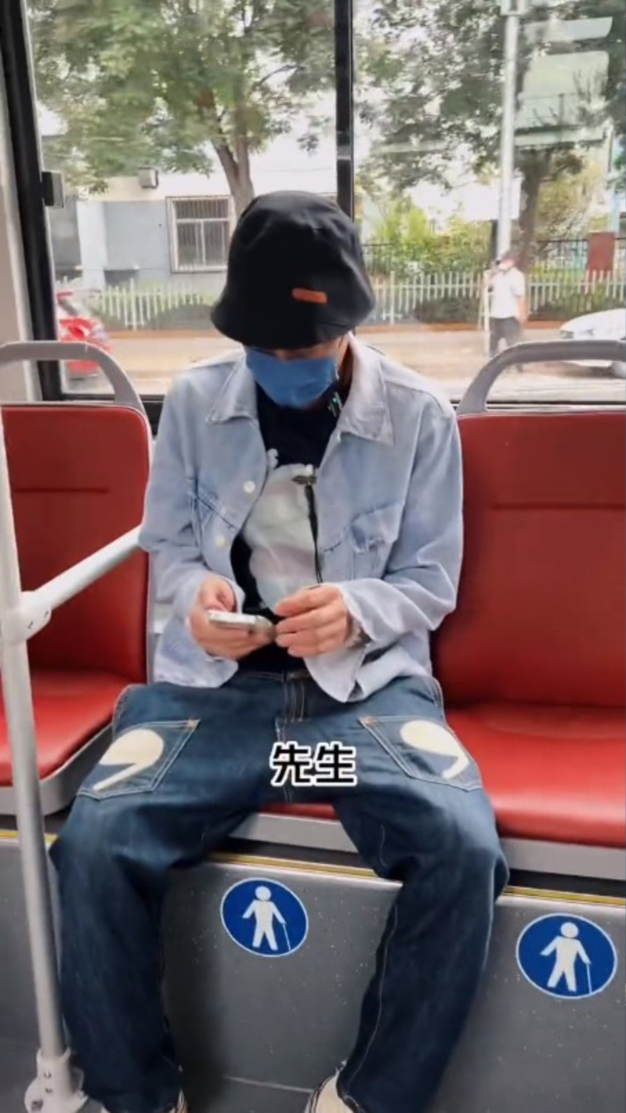 之後吳鎮宇坐在公車的博愛座上。（影片截圖）
