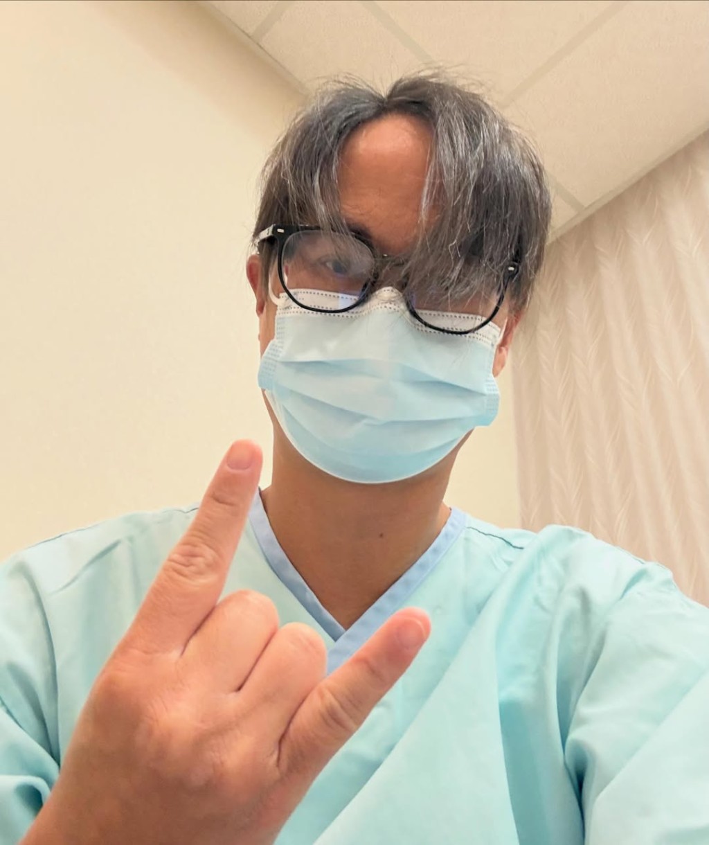許懷欣曾入院檢查膀胱癌，他滿頭白髮一臉病容令人擔心。