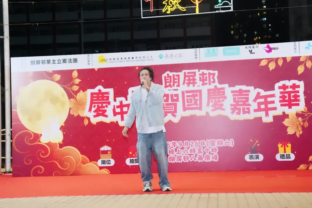 張致恒日前現身元朗朗屏邨的中秋晚會獻唱,獲不少街坊支持,反應熱烈。 張致恒日前現身元朗朗屏邨的中秋晚會獻唱,獲不少街坊支持,反應熱烈。