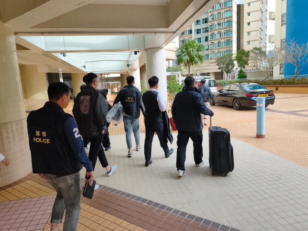 警方就火警的搜證拘捕行動。香港警察FB