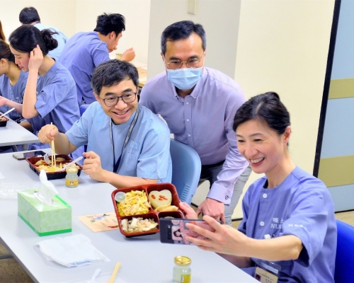 有慈善組織辦「鮑魚宴」為東區醫護在疫情下打氣,陸志聰(右二)亦有出席答謝前線醫護的付出。被訪者提供