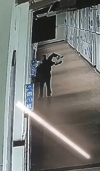 浙江教師抱小學生到3樓窗口威脅「掟落樓」 。 浙江教師抱小學生到3樓窗口威脅「掟落樓」 。