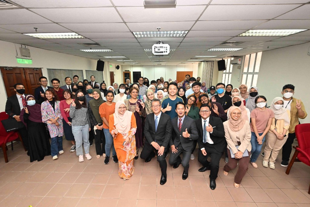 陳茂波（前排左二）與一眾馬來亞大學學生合照。