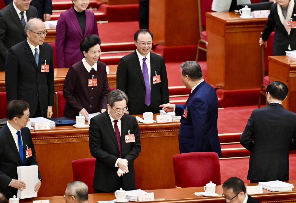 政府工作報告提出今年的全年經濟增長目標為4.5%至5%左右，比去年的目標「5%左右」略為下調，但符合市場預期。