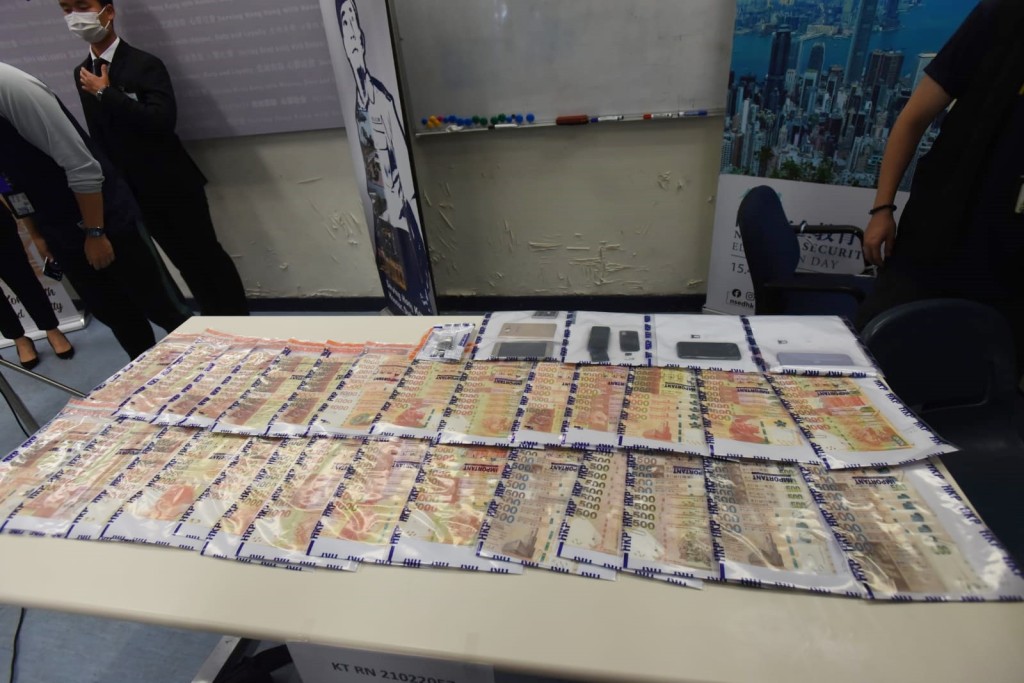 警方起回47萬元現金,並檢獲一隻名貴手錶。