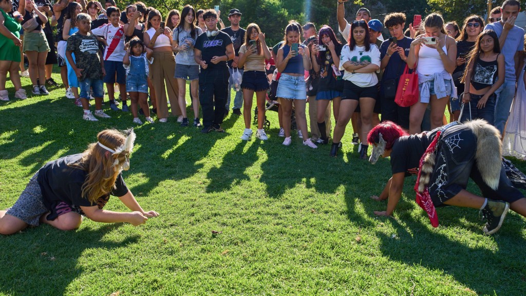 阿根廷“兽人”在布宜诺斯艾利斯一个广场聚会，吸引大批人围观。 美联社