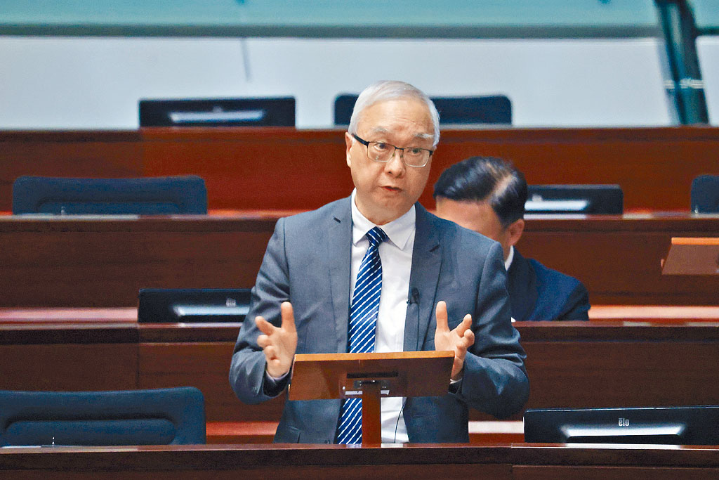 環境及生態局局長謝展寰期望兩電負上社會責任，當燃料價格短期內飆升，是否應該有機制分擔，期望與兩電商討。