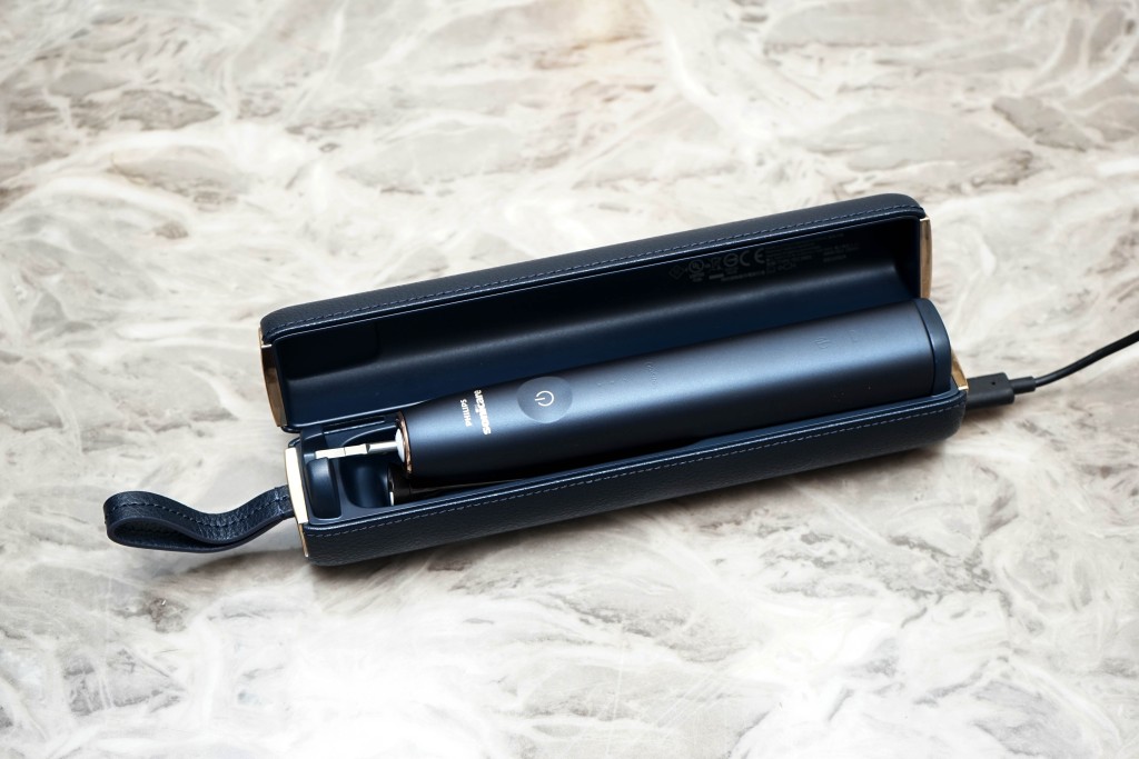 包裝內附旅行收納盒,方便攜帶外出,還可以USB-C為牙刷充電。 包裝內附旅行收納盒,方便攜帶外出,還可以USB-C為牙刷充電。