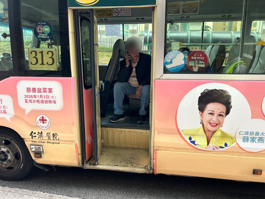 小巴司機在場協查。