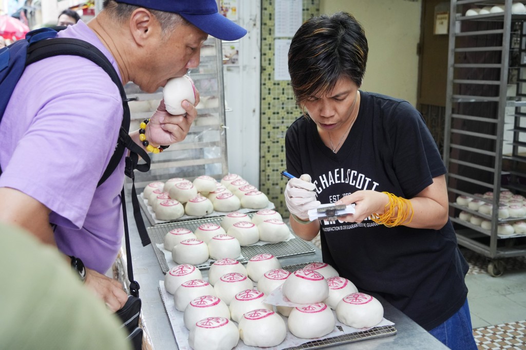 旅客有机会参与50年老字号郭锦记饼店主理的平安包工作坊。