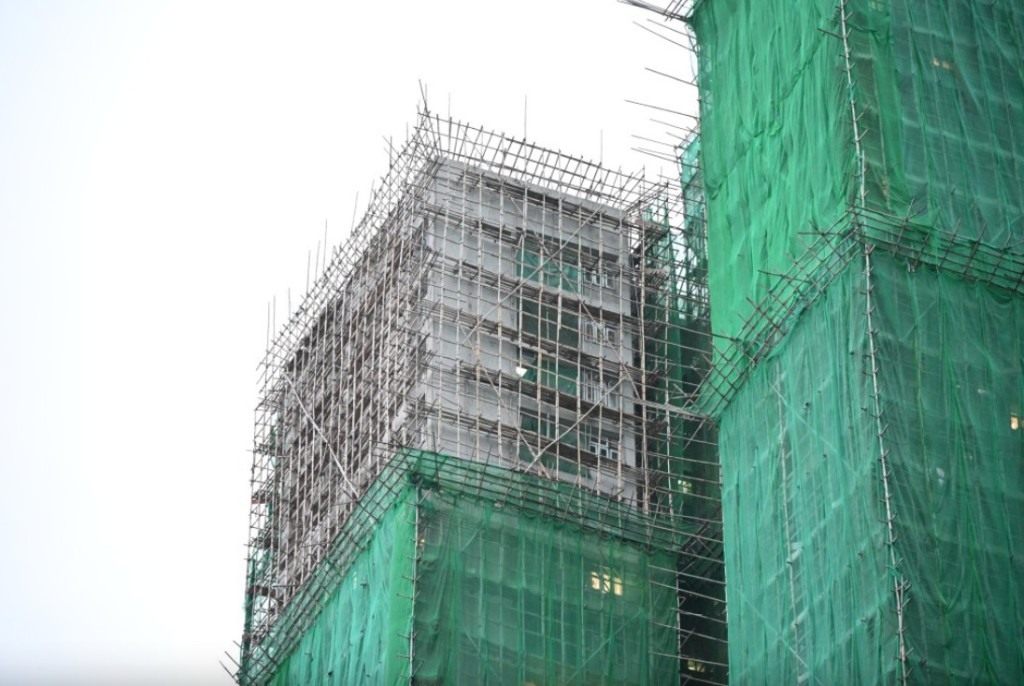 消息指，新一份施政報告將提出加強支援業主進行大型樓宇維修工程，包括加強「招標妥」服務，及研究由專責機構跟進大廈維修。資料圖片
