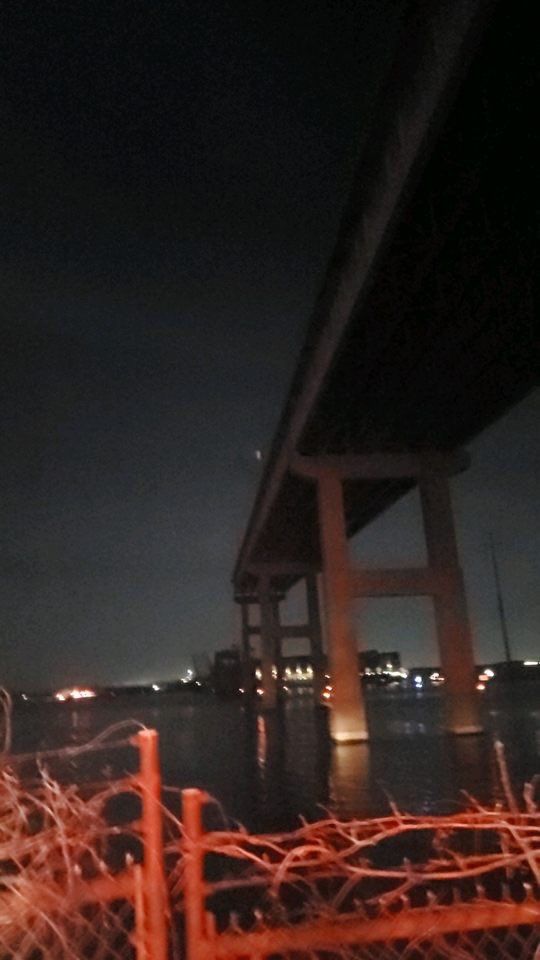美國巴爾的摩大橋遭撞斷。