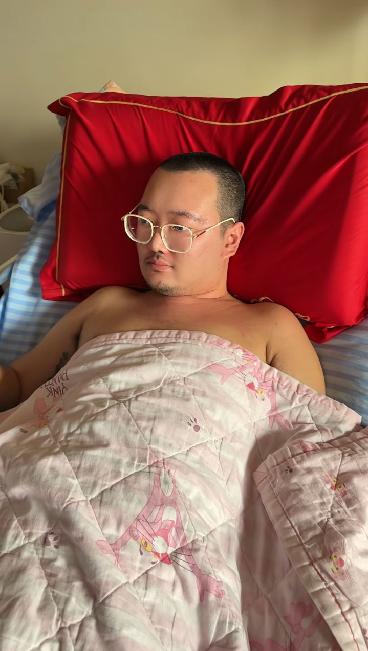 因齐患罕见的脑干脑炎，李先生夫妻变成瘫痪，李太更小产。抖音
