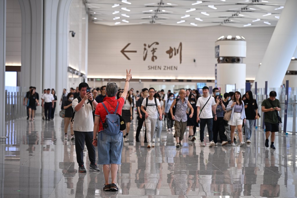 整套通關手續僅需約20秒即可完成兩地的出入境程序。資料圖片 整套通關手續僅需約20秒即可完成兩地的出入境程序。資料圖片