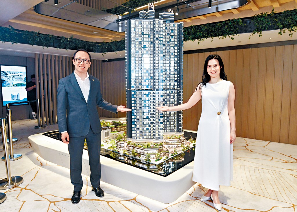 華潤施偉賢（左）表示，叡璟II昨日已上載樓書，共提供407伙。右為岑菲菲。