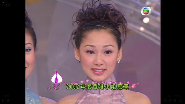 43岁的嘉碧仪参选2002年香港小姐入行，当年她曾是大热冠军佳丽，而且前香港小姐季军唐丽球是她的姨妈，可惜最后只入围五强。虽然大热倒灶，但嘉碧仪在入行后在TVB发展不错，拍过不少剧集，包括《金牌冰人》、《冲上云霄》、《青出于蓝》、《楚汉骄雄》等等，她一直深得观众喜好，甚有观众缘。