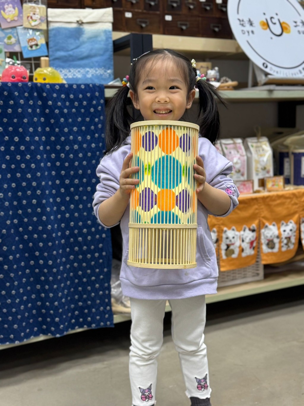 和紙染是一種日本傳統的染色技法,將顏色染入和紙中,以創造出色彩繽紛的圖案。(圖片來源:受訪者提供) 和紙染是一種日本傳統的染色技法,將顏色染入和紙中,以創造出色彩繽紛的圖案。(圖片來源:受訪者提供)