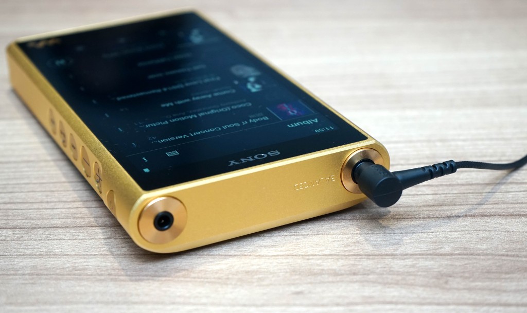 第二代「金磚」(圖)及「黑磚」依舊備有4.4mm平衡及3.5mm非平衡耳機輸出。 第二代「金磚」(圖)及「黑磚」依舊備有4.4mm平衡及3.5mm非平衡耳機輸出。