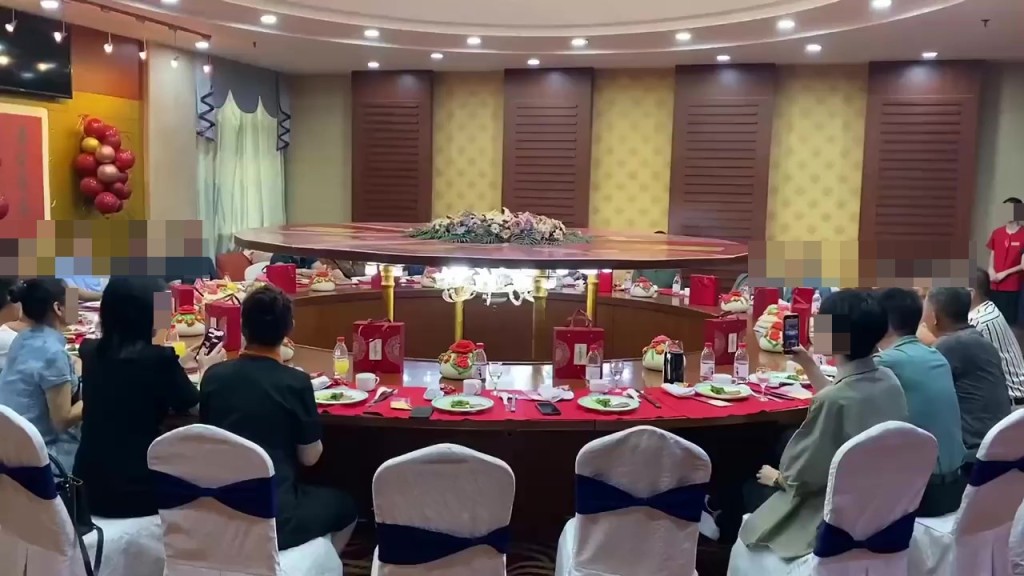 由于近日有食客上载婚宴短片，令山东一酒店内早年火热一时的巨型餐桌再度备受关注。网上截图