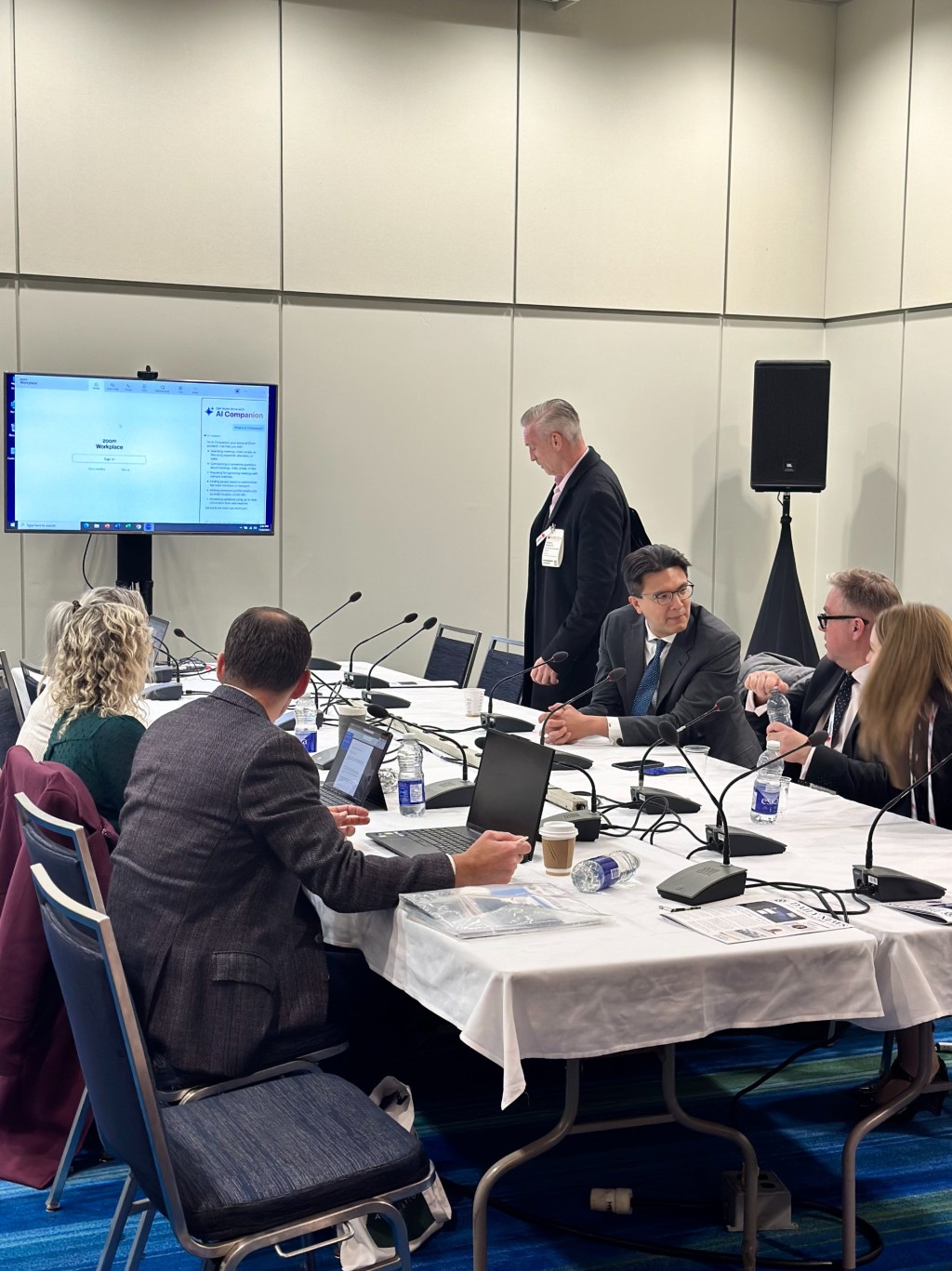 大律師公會主席毛樂禮在年會期間與其他海外與會者交流。 大律師公會主席毛樂禮在年會期間與其他海外與會者交流。