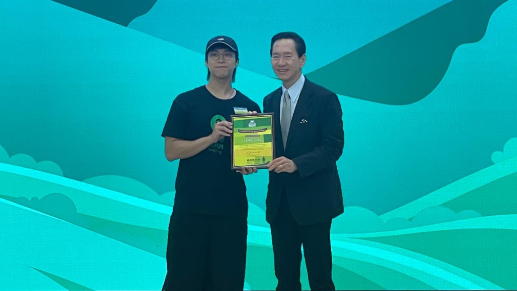 吳業坤(左)成為樂施毅行者2025活動大使,旁為樂施毅行者督導小組召集人陳智思。 吳業坤(左)成為樂施毅行者2025活動大使,旁為樂施毅行者督導小組召集人陳智思。
