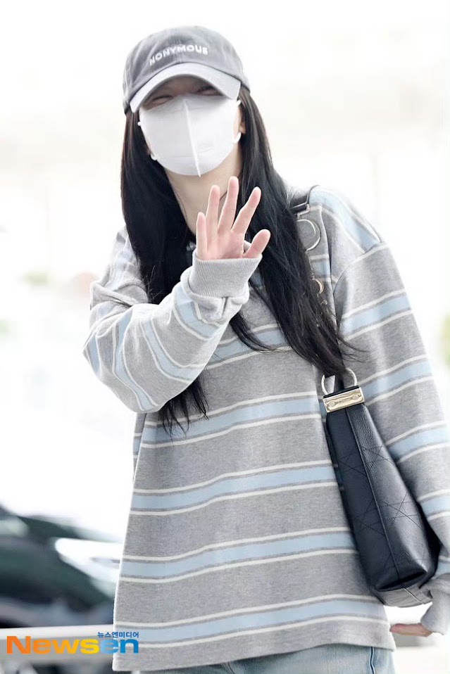 Jisoo雖戴上口罩，但從其咪咪眼可見她仍然面帶笑容與傳媒及粉絲揮手。