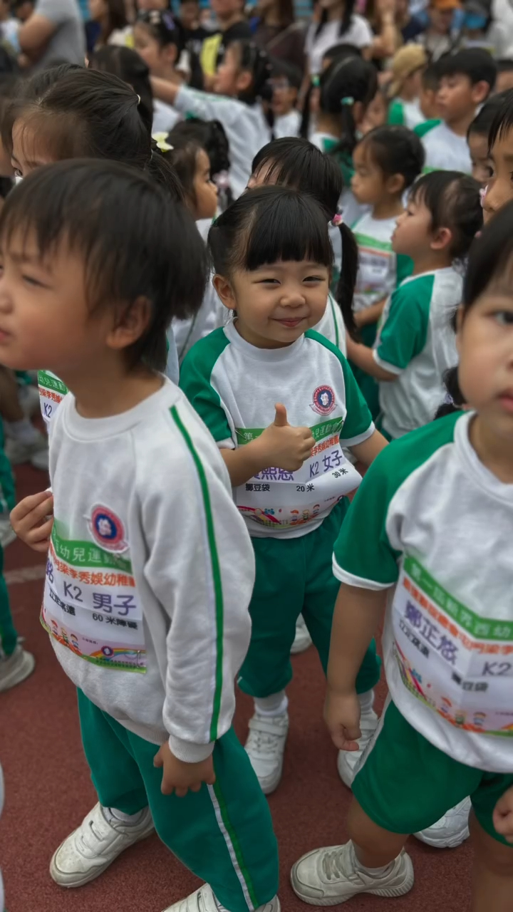 小黄妃在同学仔群中好耀眼。