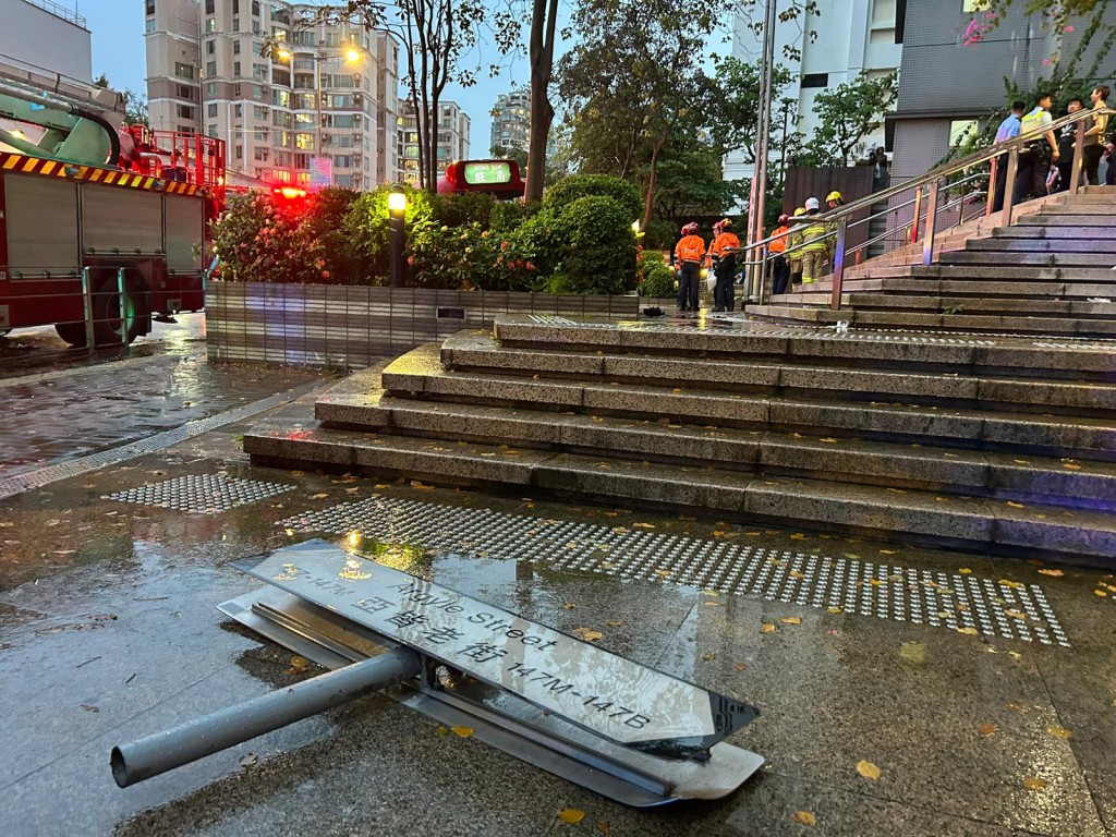 亞皆老街路牌被撞斷飛出。曾志恆攝