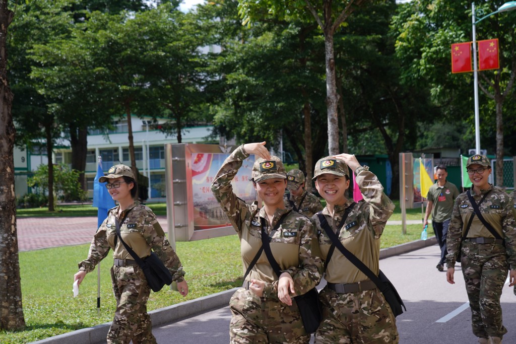 今届训练夏为青少年们提供了军事体育训练、单个军人队列动作、激光模拟对抗和地图使用等多项军事课目训练。政府新闻网图片