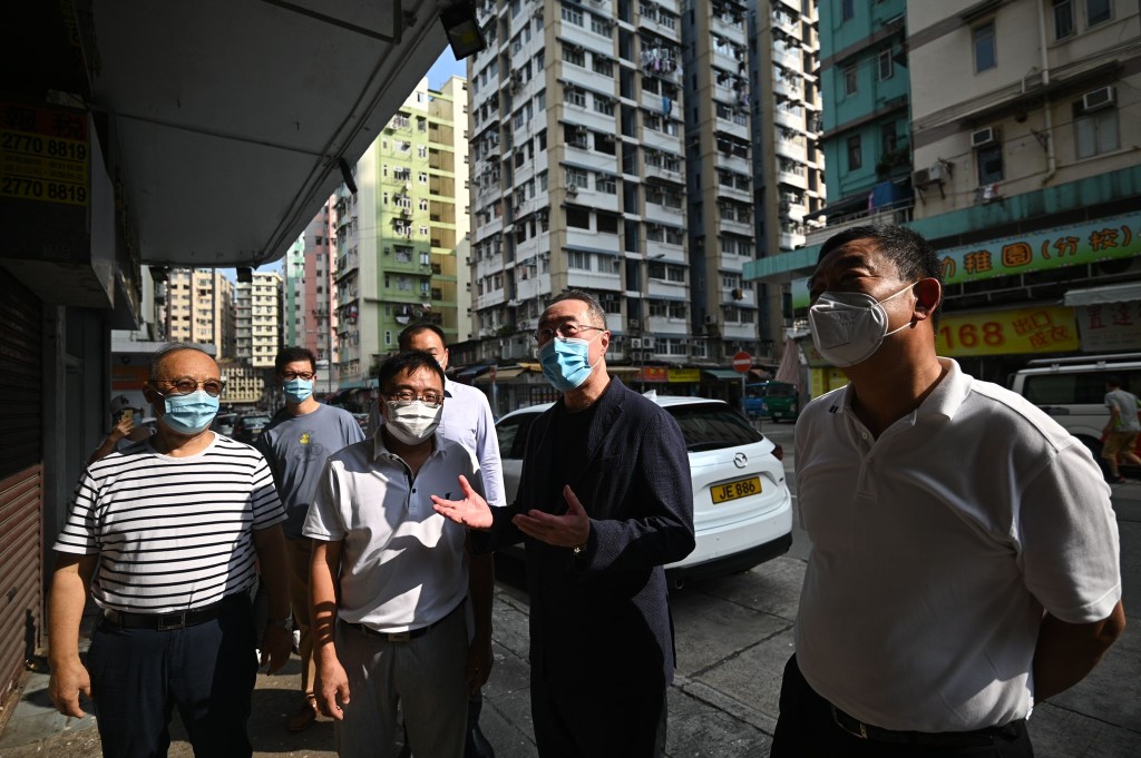 唐英年下午到土瓜灣探訪一家鋁業中小企,表示希望能逐步通關。