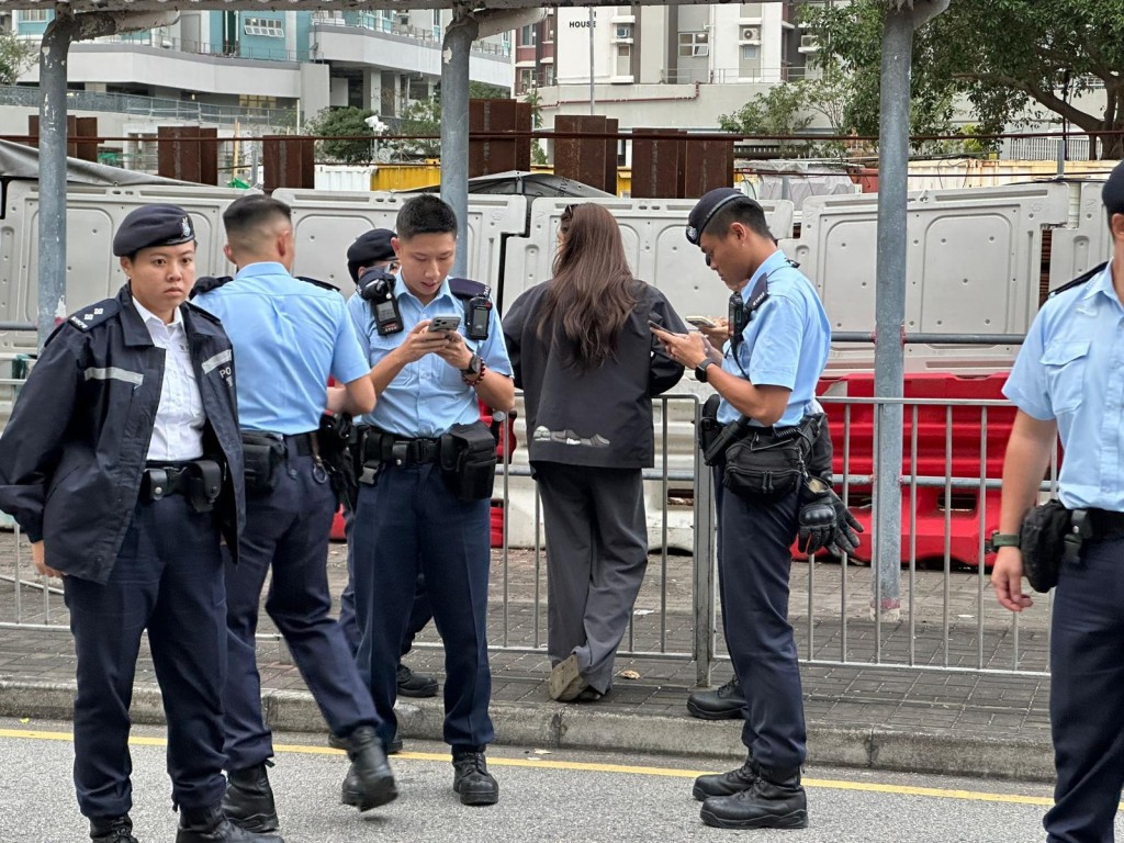女乘客因未能出示身份證明文件而被帶返警署。