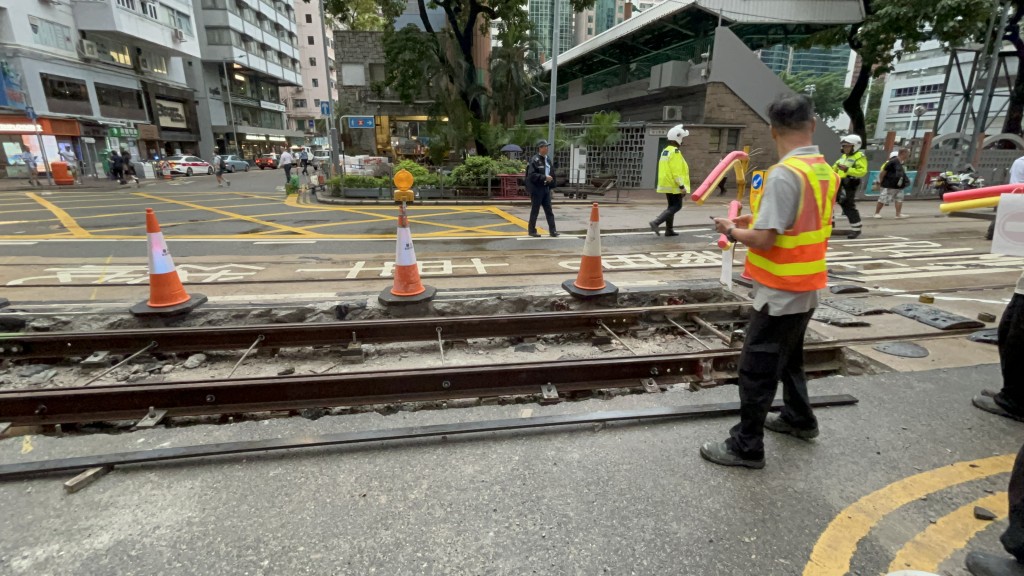 現場正進行掘路工程。楊偉亨攝