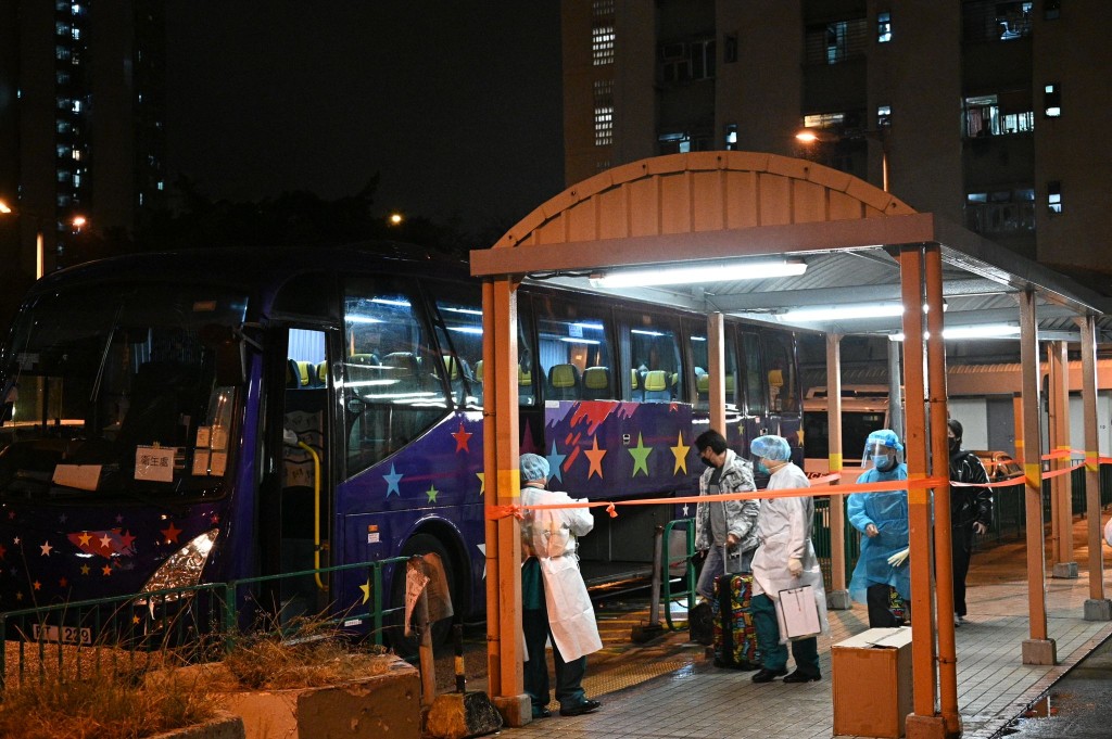 屯门大兴邨兴平楼的居民撤离到检疫中心。