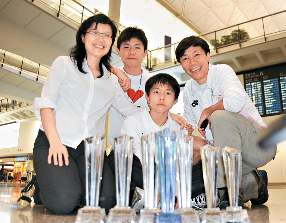 家人的支持對Leo（右二）的音樂路有極大影響。