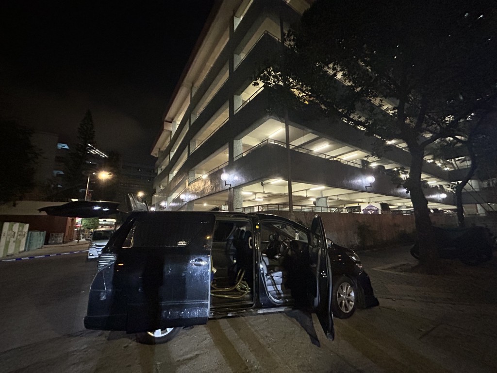 人員在車內發現一個油箱，內有500公升油。曾志恒攝