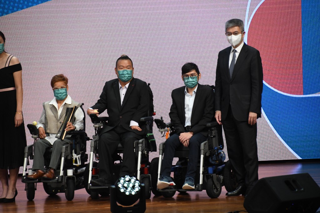 劉慧茵(左起)、梁育榮及黃君恒拿到最佳運動組合獎。 本報記者攝