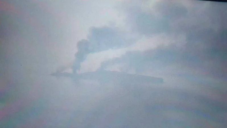 葉爾馬克發布蛇島照片，可見島上冒出的濃煙。網圖