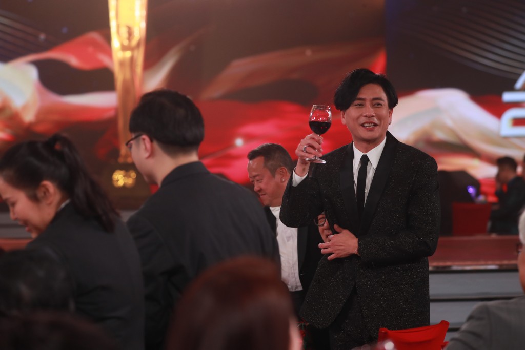 黄宗泽一月时出席《万千星辉颁奖典礼2023》整晚满场飞，到处跟人饮酒。