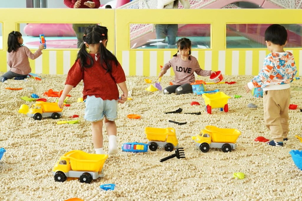 以木粒代替沙粒的巨型沙池，小朋友可以更乾淨衞生地享受堆沙樂趣。