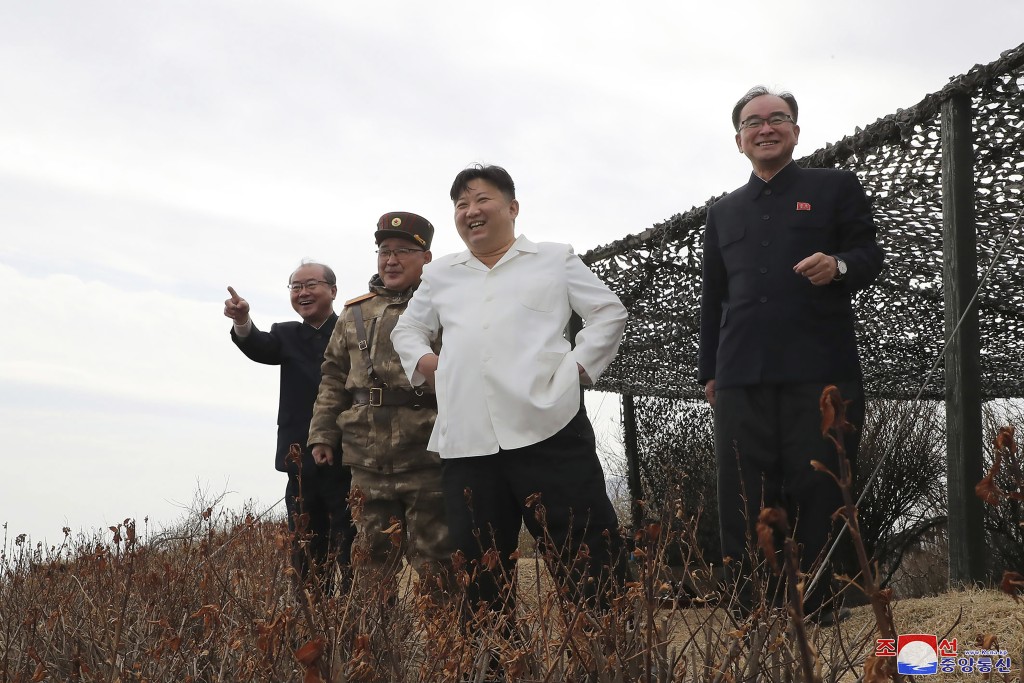 朝鮮最高領導人金正恩指導各項軍事活動。 AP