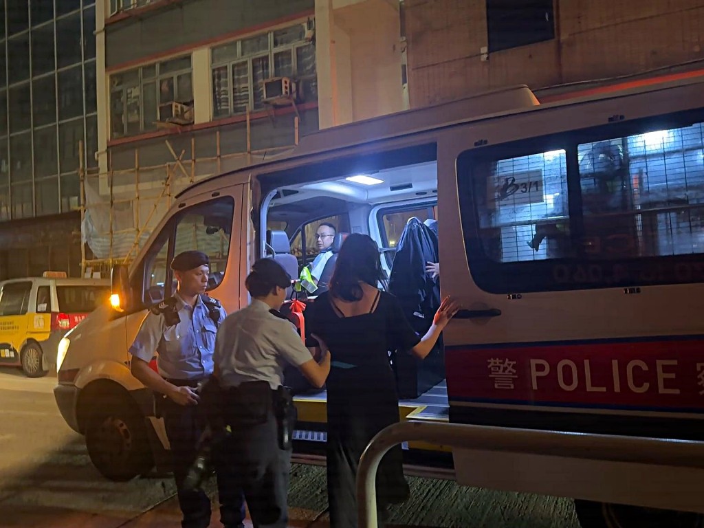 行動中警方帶走多人。警方提供