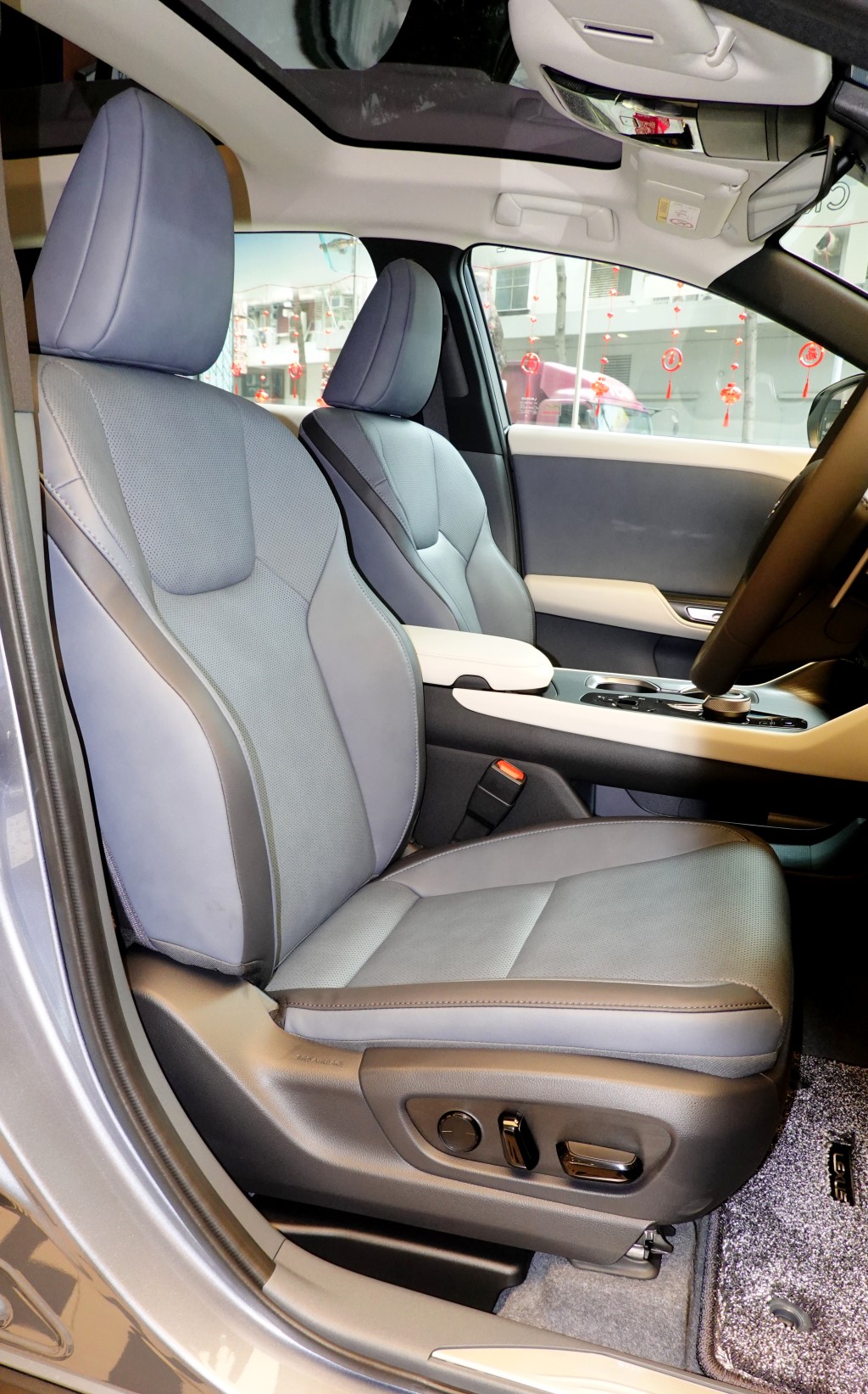 凌志Lexus RZ450e電動車全新高級人造皮革座椅，附電控調校及記憶。