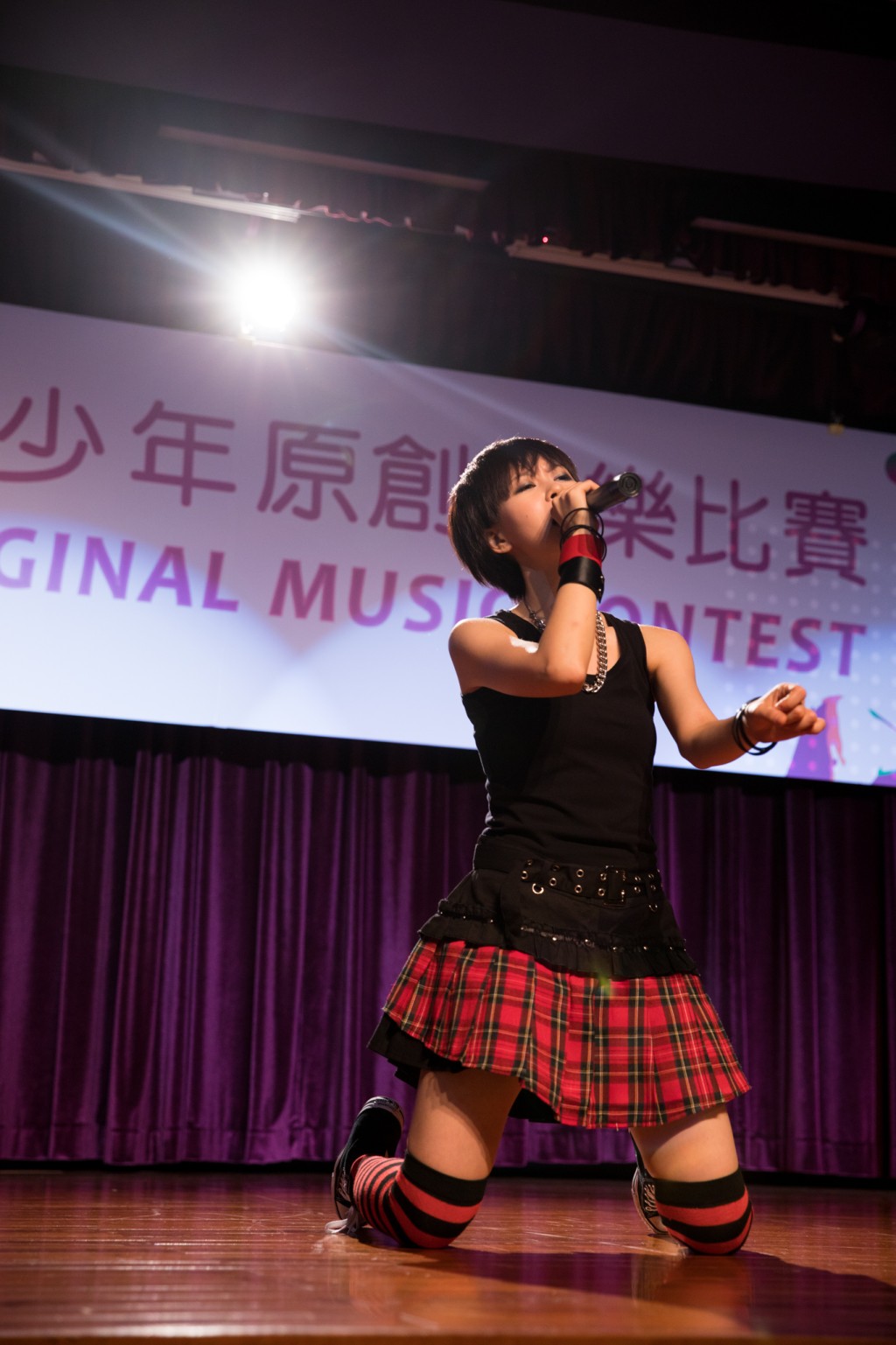 陳慧敏於戲中因在比賽上,擅自唱出帶有粗口歌詞的歌曲被停學。