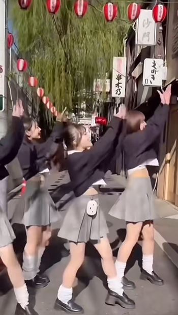 日本年轻人纷纷大跳源于中国阿伯的《さすらい》慢舞。影片截图