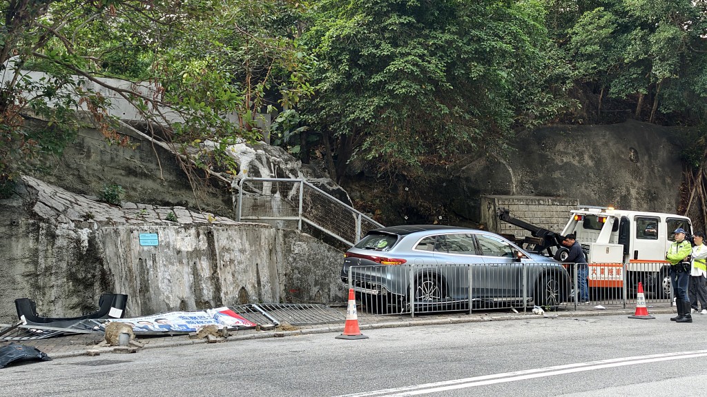 私家車失控剷上行人路。黃文威攝