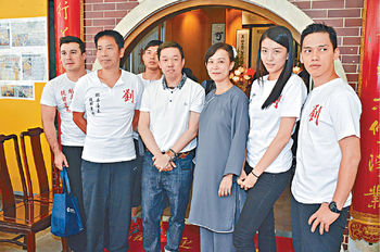 ■劉家良兒子劉永強（左三）及徒孫陳嘉桓（右二）等，都往寶蓮寺為劉師傅誦經。