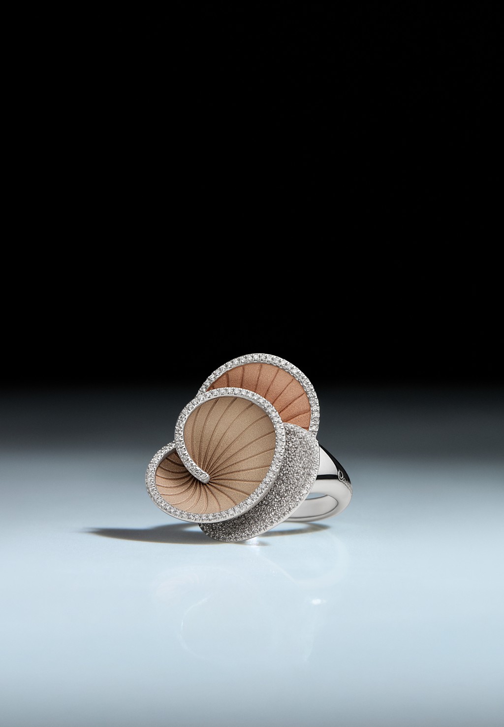 Hypnose 18K粉红香槟色、自然米色 及冰白色金钻石指环。（$93,900）